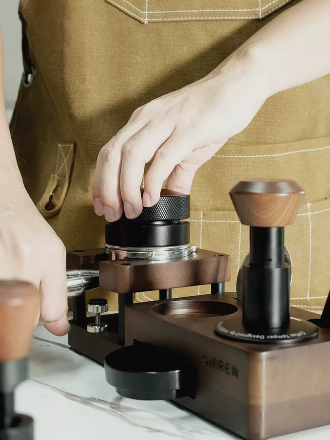 HiBREW Barista-Set Kaffeezubehör mit Holzsockel in Braun, bestehend aus Kaffee-Stampfer, Siebträgerhalter, Kaffeeverteiler und Dosierring, 58 mm - Bild 5