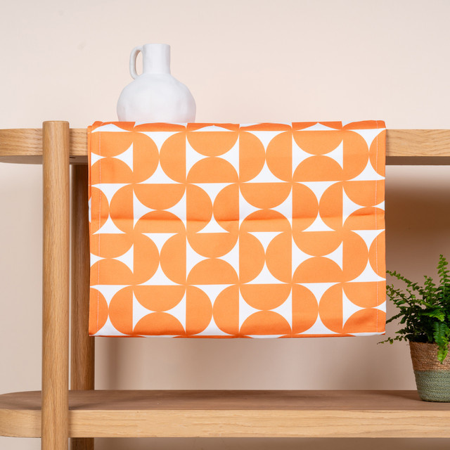 Tischläufer BLUME2000 mit floralem Retro-Muster in Orange/Weiß, Polyester, Breite: 140 cm - Bild 1