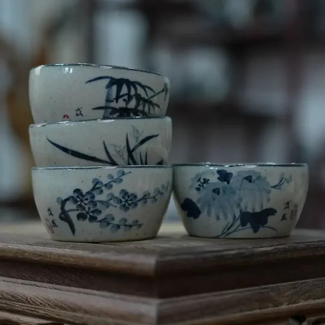Handbemaltes Keramik-Teetassen-Set in Blau und Weiß mit floralem Design für die Gongfu-Teeceremonie - Bild 1