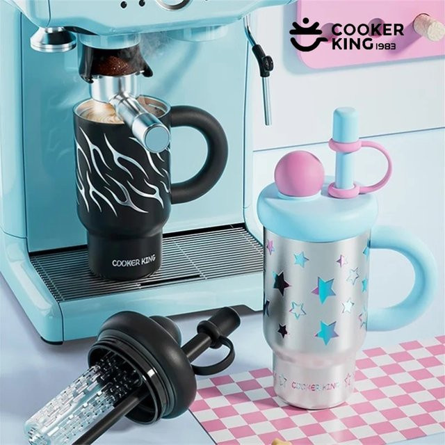 COOKER KING Thermobecher aus Edelstahl mit Strohhalm und Griff, isolierte Trinkflasche in Schwarz, 730 ml - Bild 1