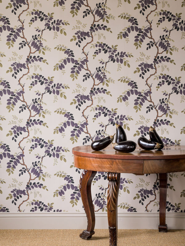 Von Brömssen Tapete Toromiro in Aubergine mit floralem und botanischem Design im skandinavischen Stil - Bild 2