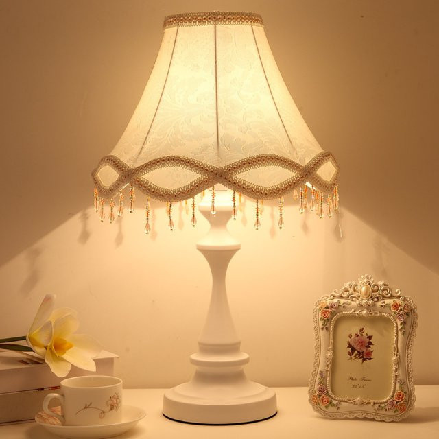 Moderne Tischlampe aus Keramik in Weiß mit Stoffschirm für Schlafzimmer und Wohnzimmer - Bild 1