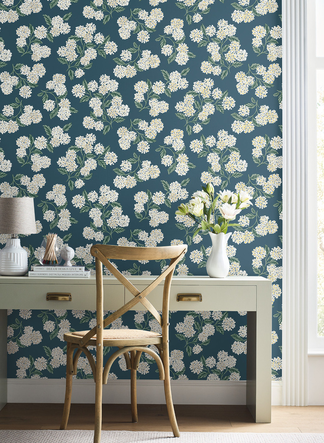 Rifle Paper Co. Tapete Hydrangea Floral Botanical in Blau und Gold - Bild 1