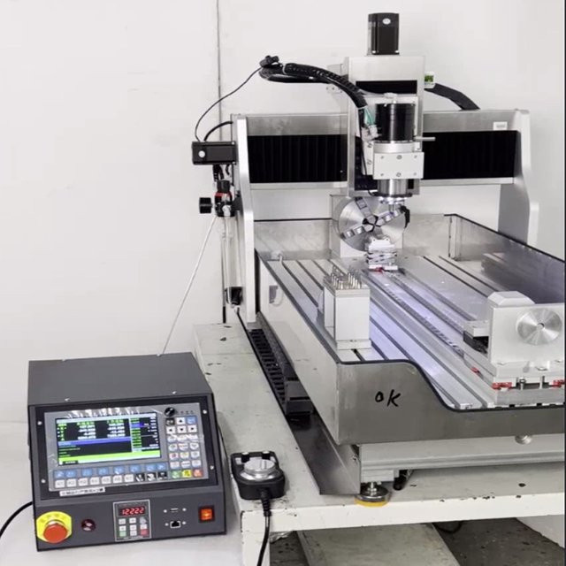 LYBGACNC 4-Achsen-CNC-Graviermaschine mit automatischem Werkzeugwechsel, 1,5 kW, 220 V, Farbe: Silber - Bild 1