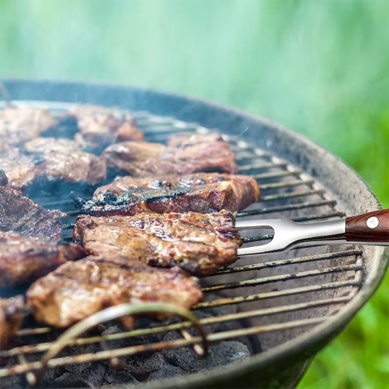 Fleischgabel aus Edelstahl in Silber mit langem Griff für Grill und Servieren - Bild 5