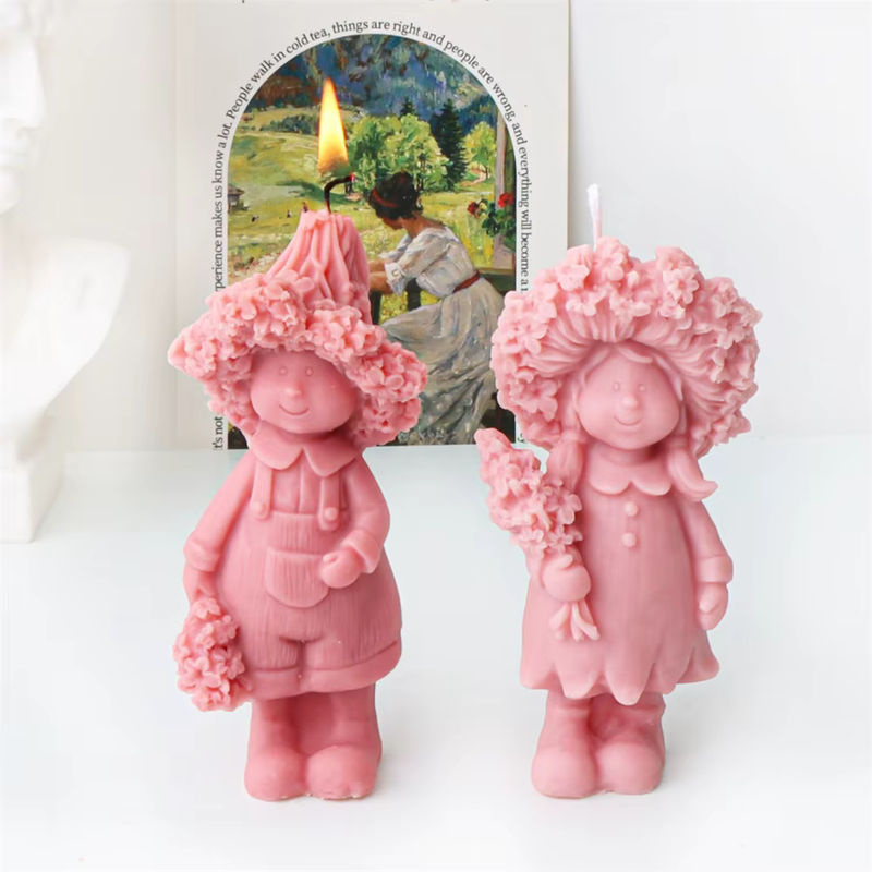 Ästhetische 3D Skulptur aus Kunstharz mit Blumenmotiv und Figuren in Rosa als dekorative Tischdekoration - Bild 2