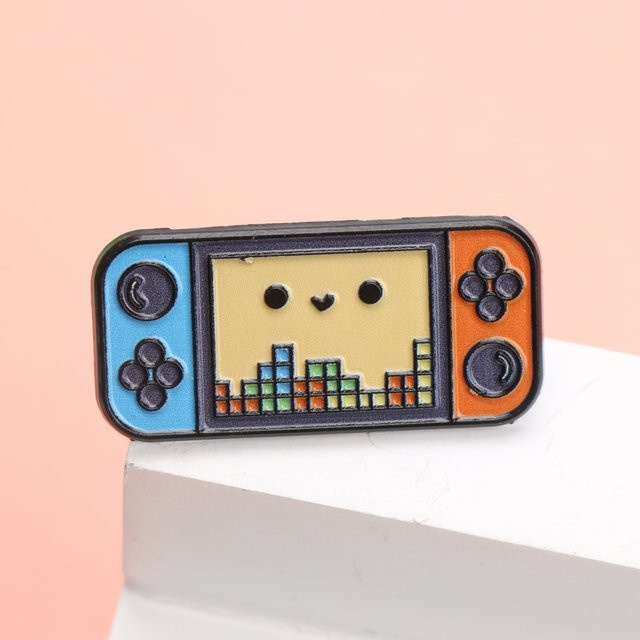 MDKES Emaille-Anstecknadel, Retro-Spielekonsole, Bunt - Bild 1