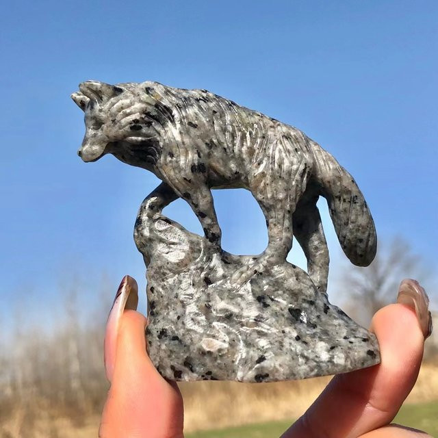 Handgeschnitzter Yooperlite Kristall-Quarz Wolf aus Naturstein, Farbe Grau, Höhe: 7,5 cm, TAIHESJ Deko-Ornament - Bild 1