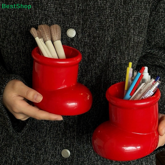 Roter Stiftbehälter in Stiefelform aus Kunststoff als Schreibtisch-Organizer für Make-up-Pinsel und Schreibwaren - Bild 1