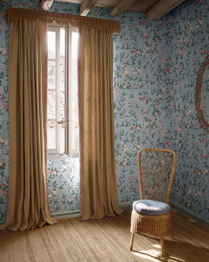 Manuel Canovas Tapete Haru Ciel in Blau mit floralem und botanischem Design - Bild 2