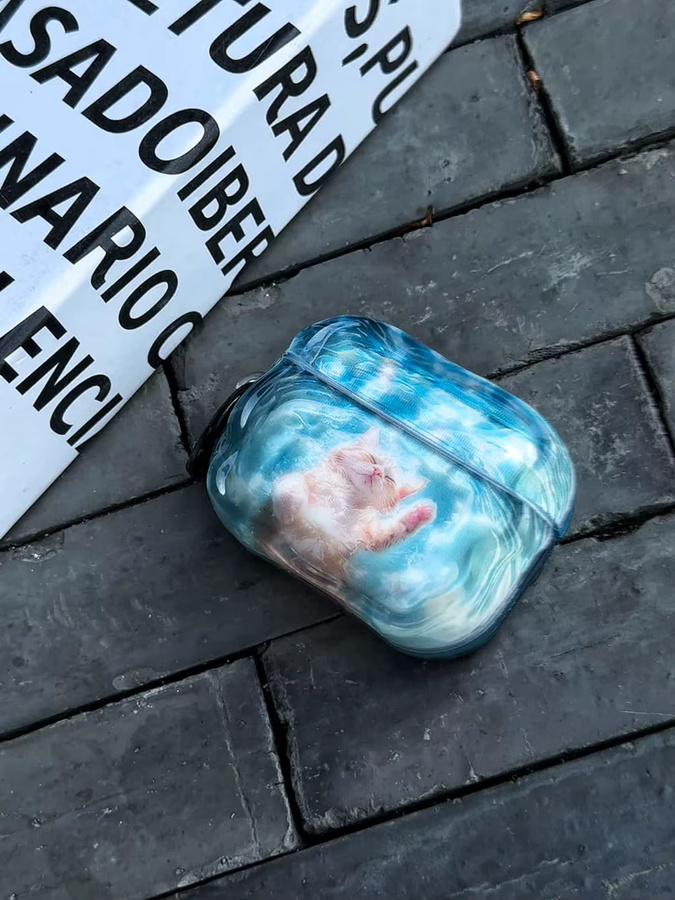 Kawaii Wellenrand Kopfhörer-Schutzhülle für Apple AirPods 1 2 3 4 Pro 2 Pro 3 in Blau mit glänzender Oberfläche und Schwimmender Katze Design - Bild 2
