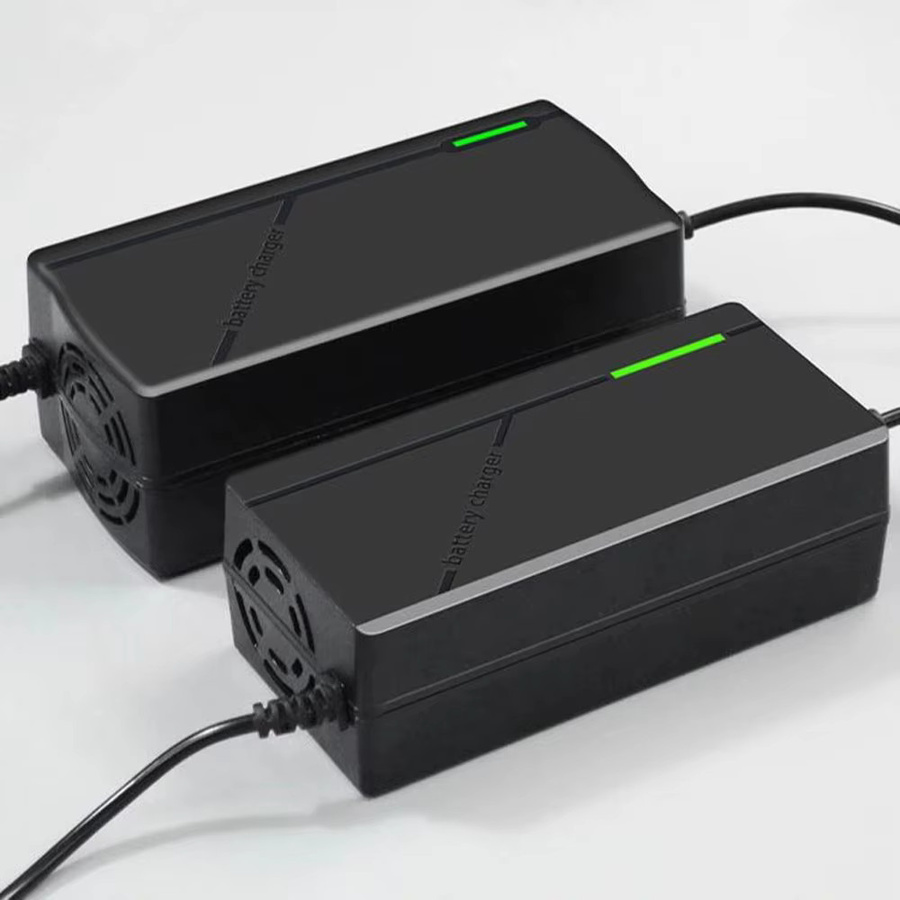 Smart LiFePO4 Batterieladegerät 12V 4S 14,6V Hochleistungsladegerät für Lithium-Eisenphosphat-Batterien mit EU-Stecker in Schwarz - Bild 5