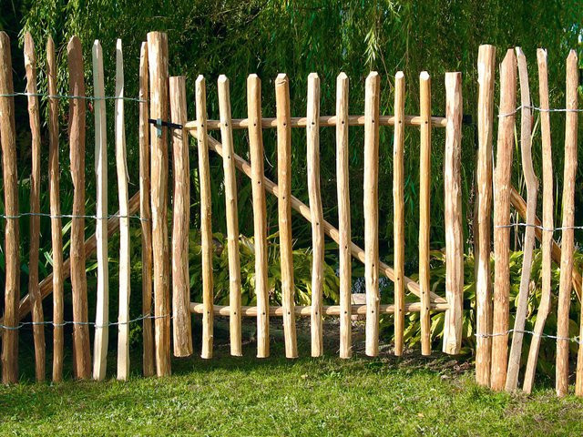 Gartentor aus Kastanien- und Haselnusspfählen, Breite: 120 cm, Höhe: 100 cm - Bild 1