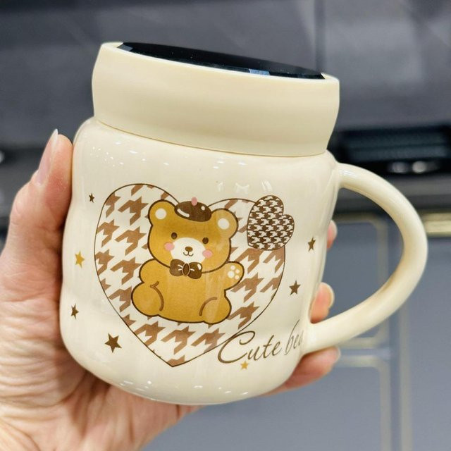Doodle Girl Keramikbecher mit Deckel und Löffel in Beige, 350 ml, von Yiran Furniture - Bild 1