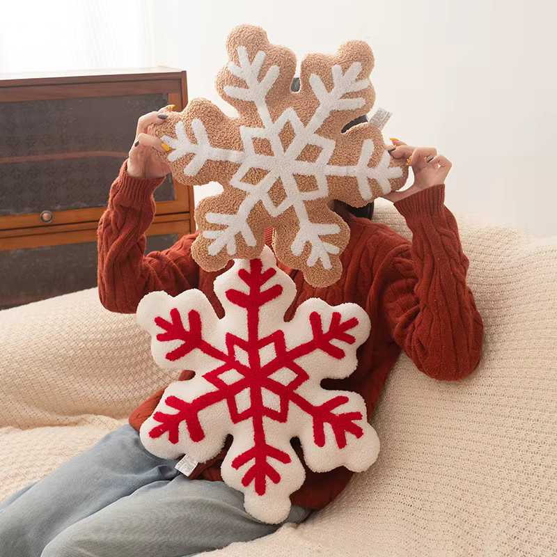 Weihnachtliches Wurfkissen mit Stern- und Streifenmuster in Braun - Bild 2
