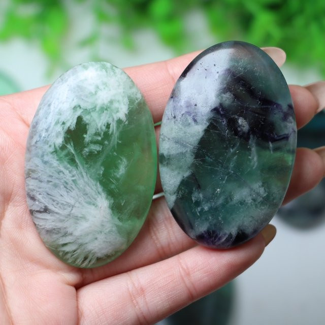 CrystalHola Feder-Schneeflocken-Fluorit Palmstein, polierter Naturstein im Boho-Stil in Grün, Blau und Lila - Bild 1
