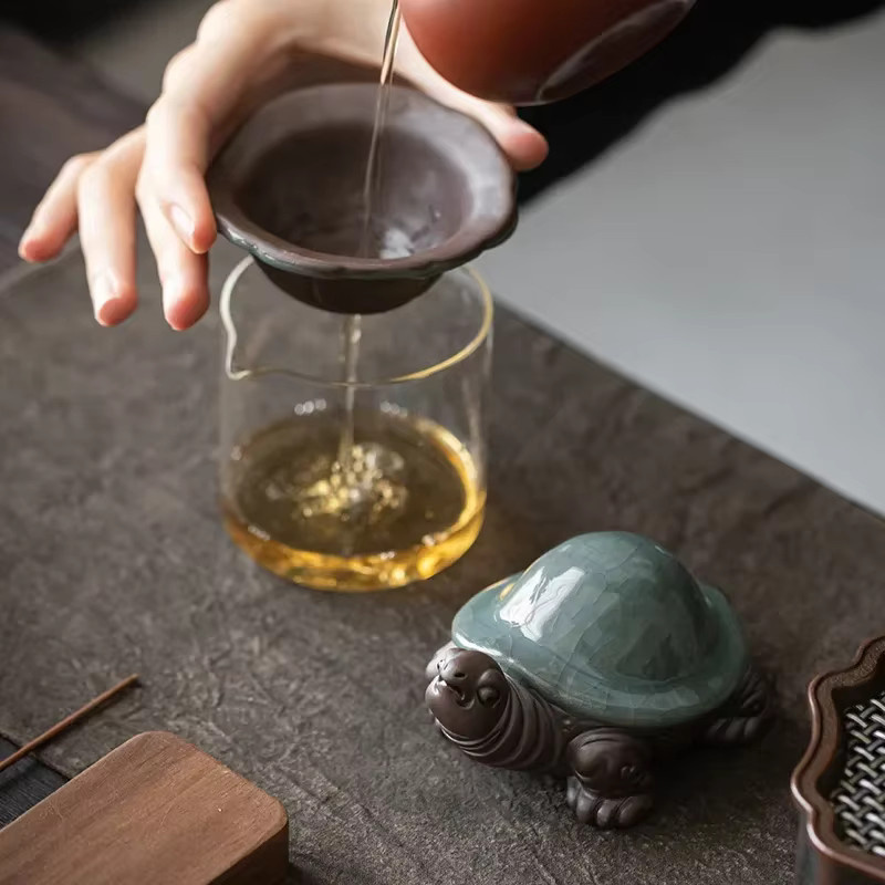 Handgefertigtes Keramik-Teeset mit Schildkröten-Filter und Tierfigur als Dekoration - Bild 4