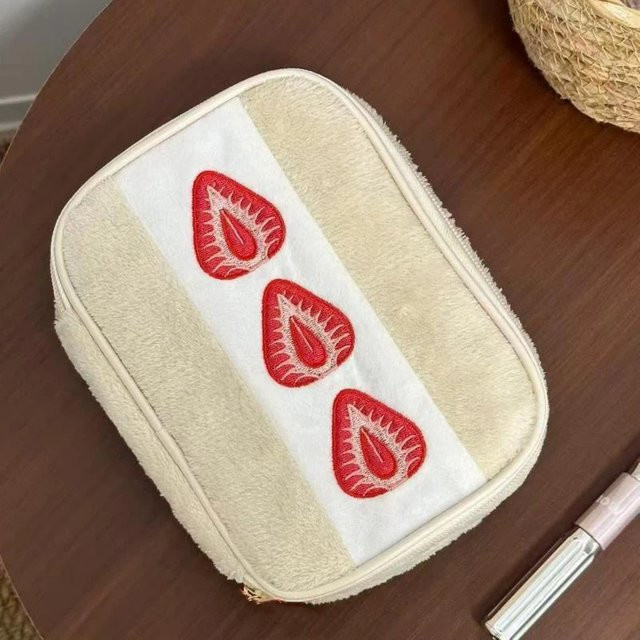 Besticktes Erdbeer-Federmäppchen von KOQZM in Weiß als multifunktionale Stiftebox und Kosmetiktasche - Bild 1