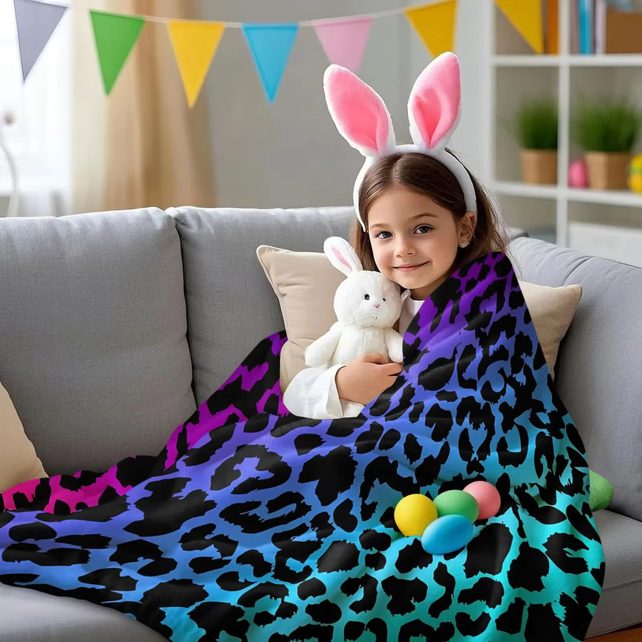 ZIZ Fleece-Decke mit Leopardenmuster in Rosa-Lila-Blau Farbverlauf, kuscheliger Animal-Überwurf für Erwachsene und Kinder - Bild 4