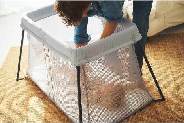 BabyBjörn Reisebett Light in Grau und Silber - Bild 1