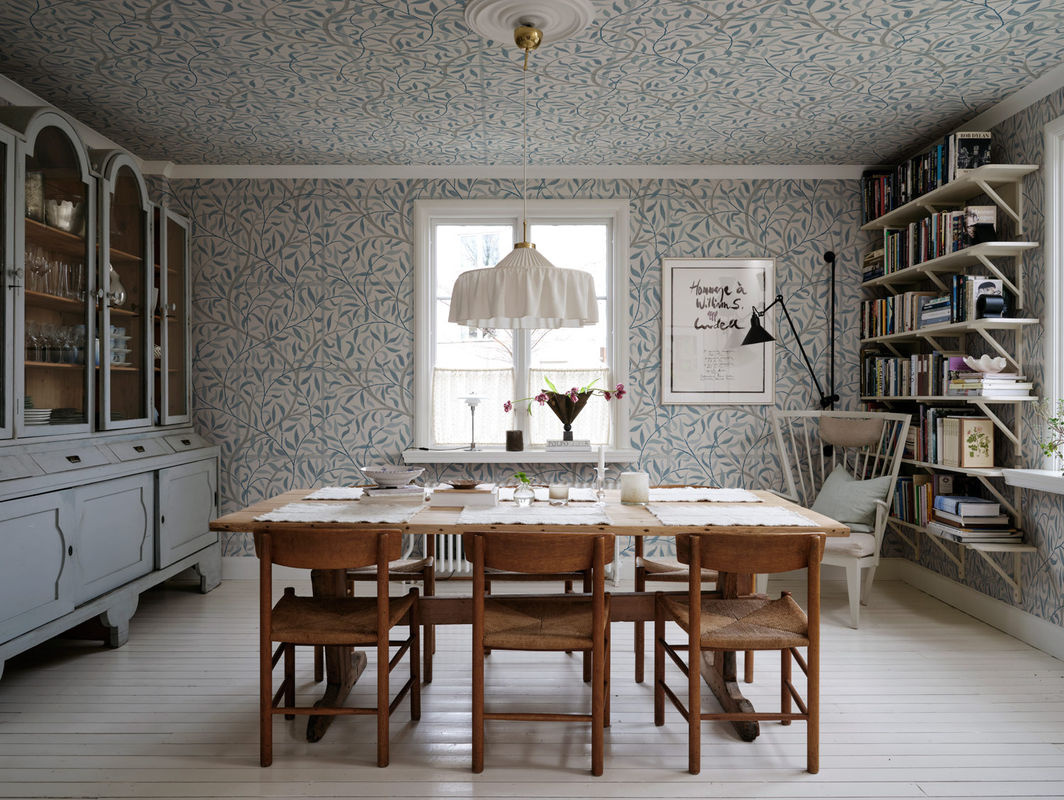 Sandberg Mural Emmie Tapete in Misty Blue mit Trellis-Muster im skandinavischen Stil aus Vlies - Bild 2