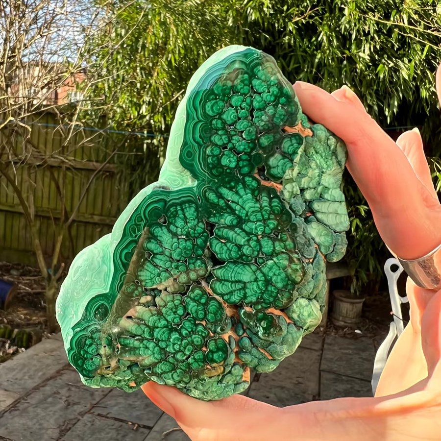 One Crystalhola Malachit-Scheibe in Grün mit organischer Marmorstruktur für deine Dekoration oder Schmuckherstellung - Bild 4
