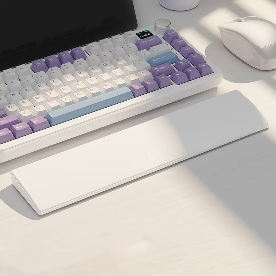 Ergonomische Tastatur-Handballenauflage aus Memory Foam und PU-Leder in Schwarz mit 8 Grad Neigung für 81 Tasten TKL-Tastaturen - Bild 4