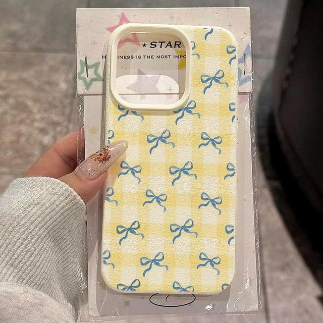Handyhülle mit gelbem kariertem Blau-Schleifenmuster und Lychee-Textur für iPhone Modelle von 11 bis 17 Pro Max von SKCCM - Bild 1