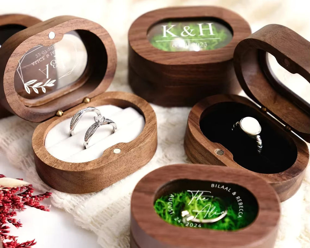 Personalisierbare Ringbox von Alex Streeter aus Holz in Weiß und Transparent für Hochzeitszeremonie und Verlobungsantrag mit individueller Gravur - Bild 2