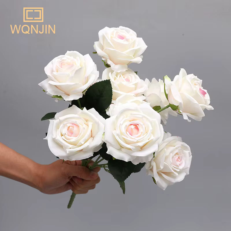 WQNJIN Künstlicher Rosenstrauß aus Seidenblumen mit 10 Köpfen in Weiß und Weiß-Pink für deine Hochzeitsdekoration und Heimdekoration - Bild 2