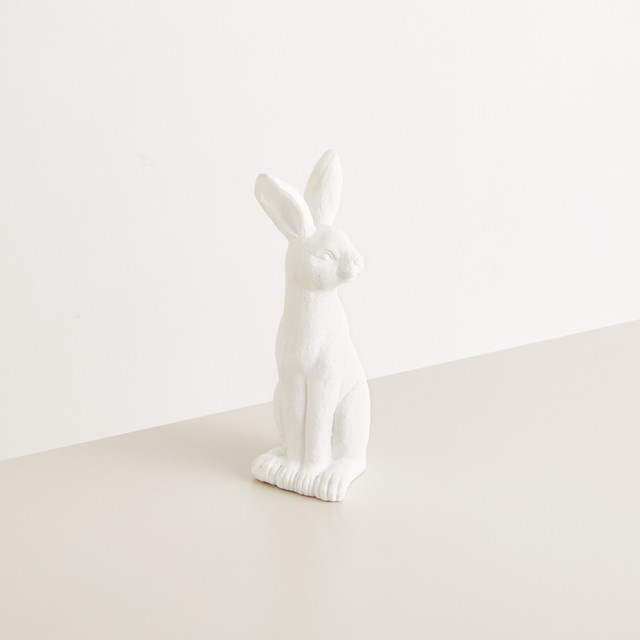 Moderne Osterdeko Hase aus Fiberglas von BLUME2000, schräg sitzend, Weiß - Bild 1