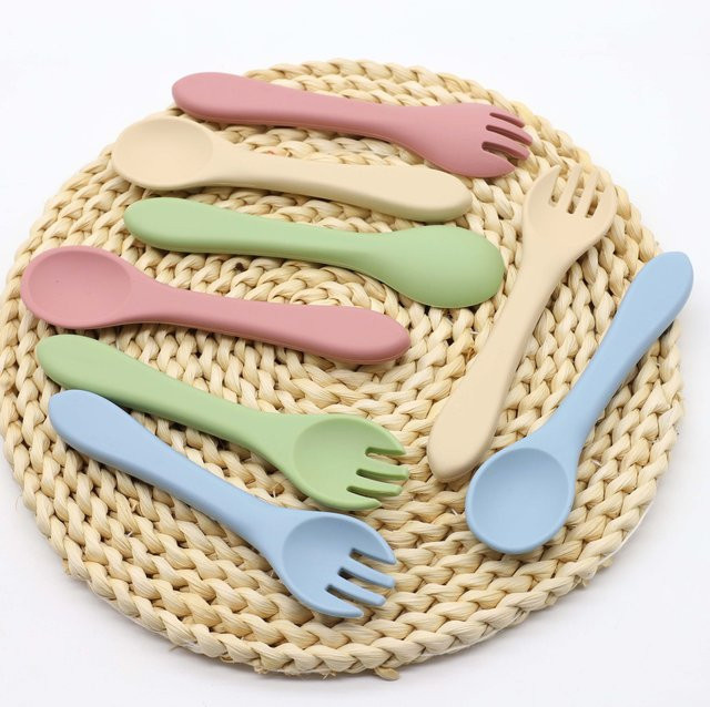 Silikon Baby Trainingsset aus 2 Teilen mit Löffel und Gabel für Kleinkinder in ergonomischer Ausführung - Bild 1