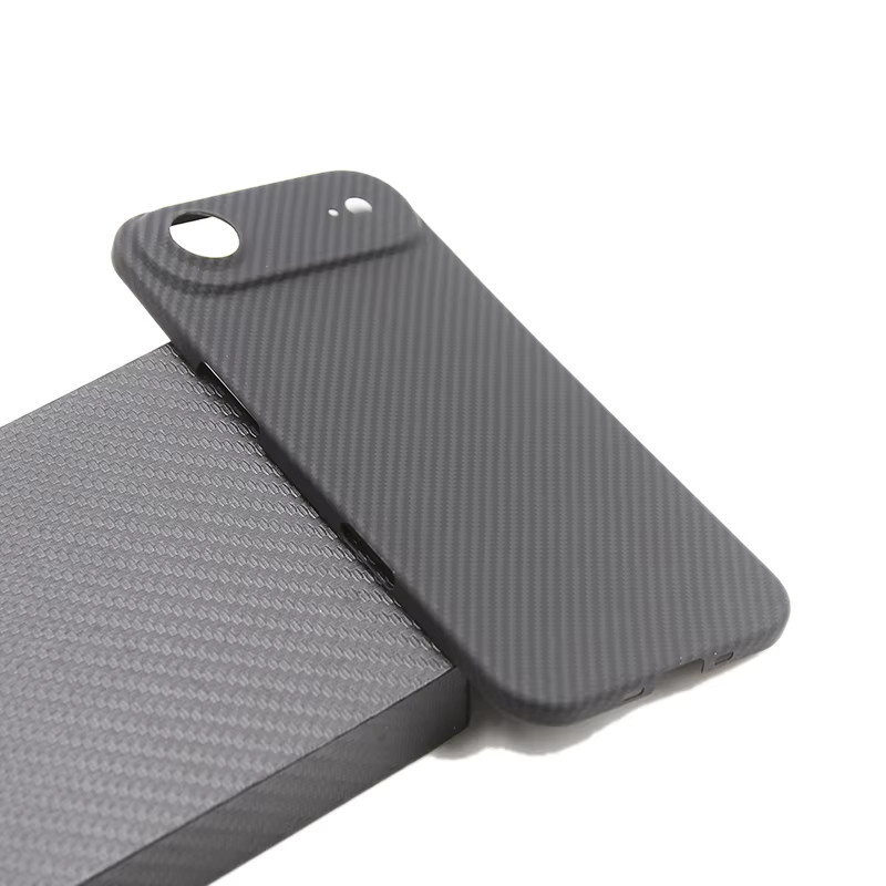 ZXKE True Fiber Hülle für Apple iPhone 17 Pro Max in Schwarz mit Aramidfaser-Schale und magnetischer Autohalterung - Bild 3