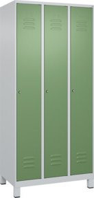 C+P Spind Classic PLUS Garderobenschrank mit 3 Abteilen, Füße, Zylinderschloss und 3 Garderobenhaken, Farbe: grau/grün, H x B x T: 195 x 90 x 50 cm - Bild 1