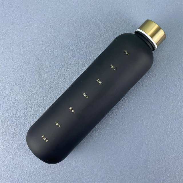 Motivierende Wasserflasche von SZwatch in Schwarz mit Zeitmarkierung, 1l aus mattiertem Kunststoff, auslaufsicher und wiederverwendbar für Sport und Outdoor - Bild 1