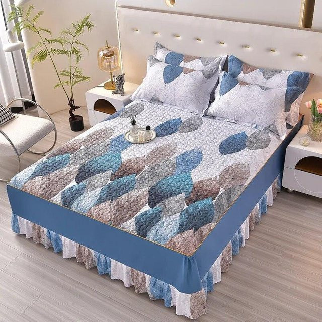 Dreiteiliges Bettwäsche-Set von Your Warm Home aus Baumwolle in Blau, bestehend aus Tagesdecke, Bettvolant und Spitzenbettlaken, B/T: 150 x 200 cm - Bild 1