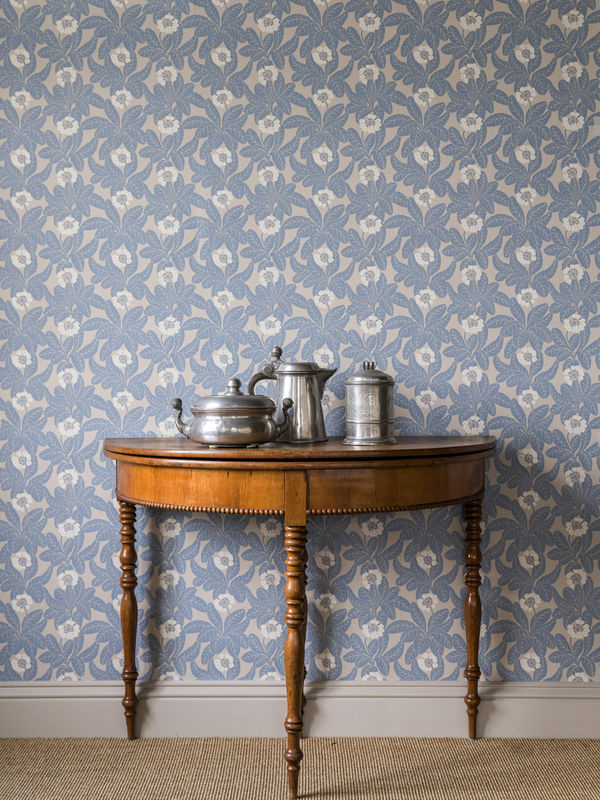 Von Brömssen Tapete Långelid Primula Faded Denim in Blau mit floralem und botanischem Design - Bild 2
