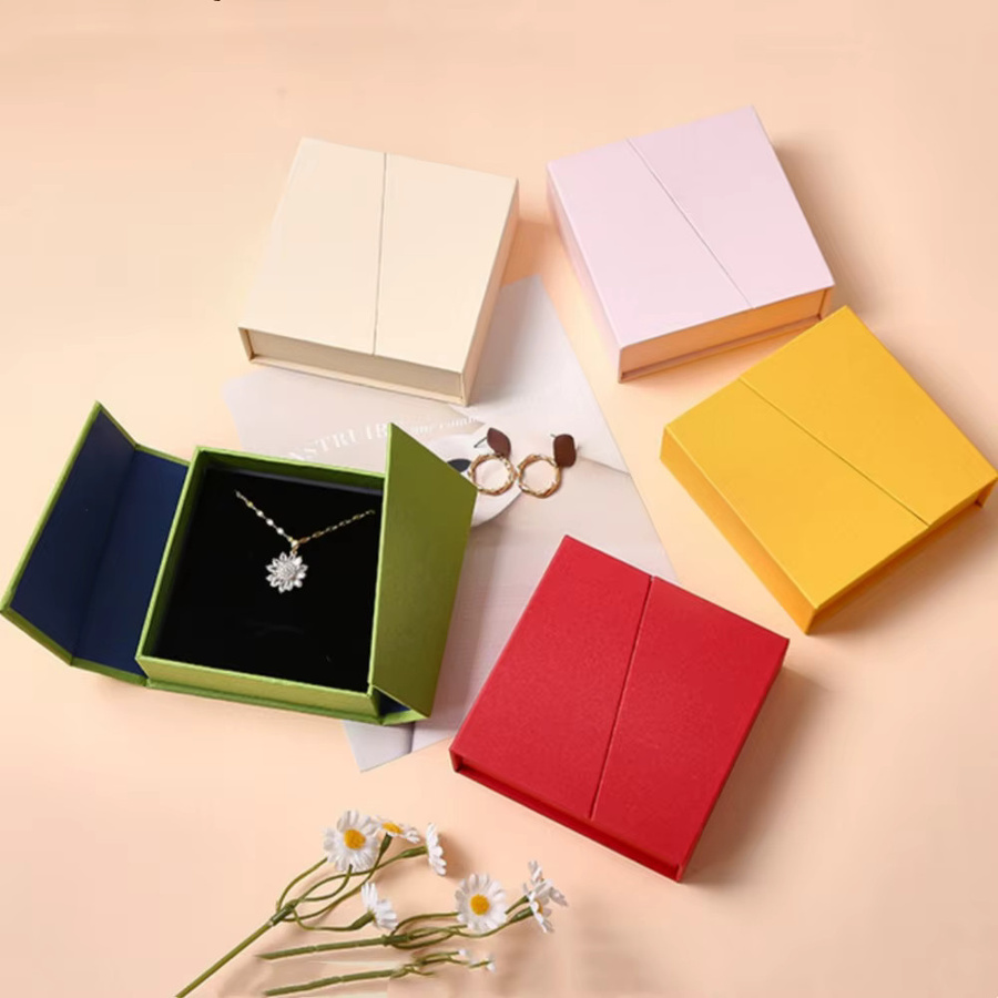Magnetische Schmuckschatulle aus Kraftpapier mit Dual-Öffnung und Flip-Verschluss für Ringe, Halsketten und Ohrringe in verschiedenen Farben - Bild 4