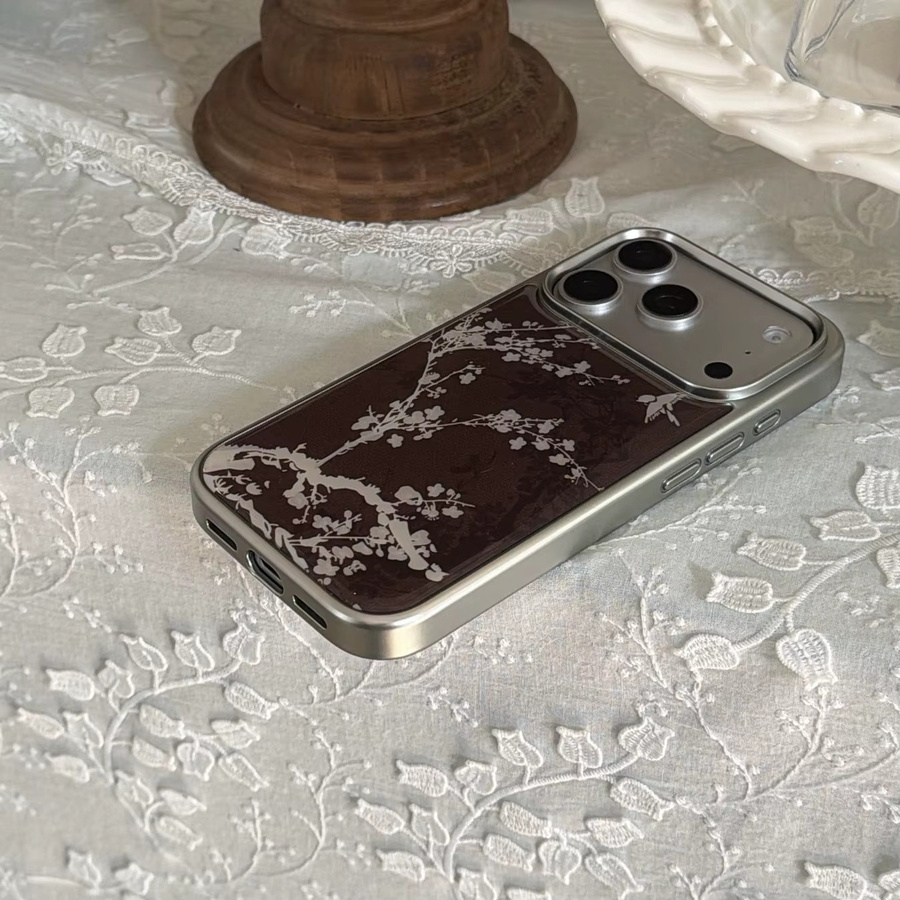 Elegante iPhone Telefonhülle mit Pflaumenblüten-Design in Burgunder und Multicolour für iPhone 17, 16, 15, 14, 13 Pro Max - Bild 2