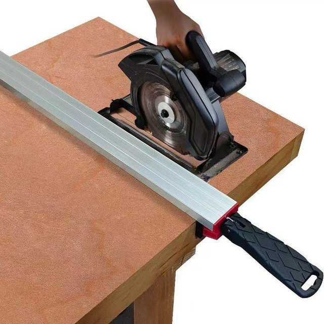 Professionelle Kantenklemme für elektrische Kreissägen als Befestigungsclip und Schneidehilfe für die Holzbearbeitung - Bild 1