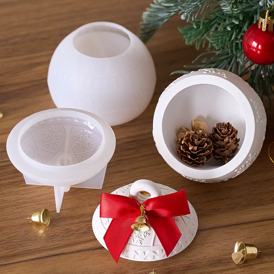 Runde Silikonform von UDOCOOL für Weihnachtsgläser mit Beeren- und Schneeflocken-Relief in Rot und Weiß - Bild 2
