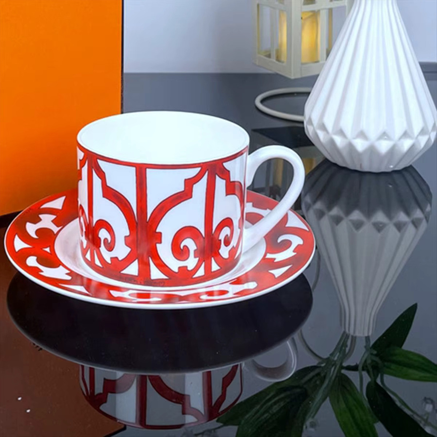 RETYLY Kaffeetassen und Untertassen Set aus Bone China in Rot - Bild 4