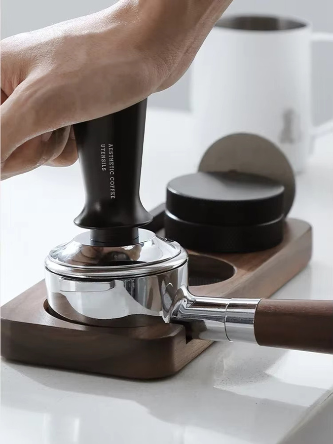 JUSTINLAU Kaffee Tamper Station aus Holz in Braun mit Pinsel und Siebträger Halter für 51mm, 53mm oder 58mm - Bild 5