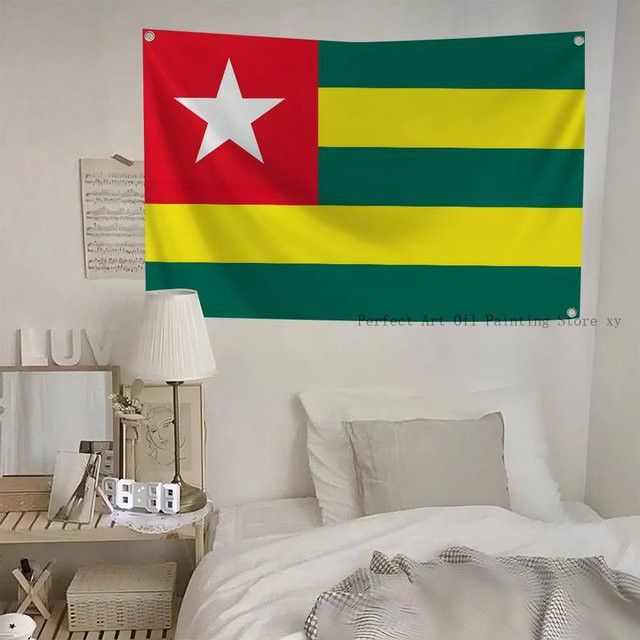 Togo-Flagge aus Polyester mit vier Löchern für Outdoor-Dekoration und Raumgestaltung - Bild 1