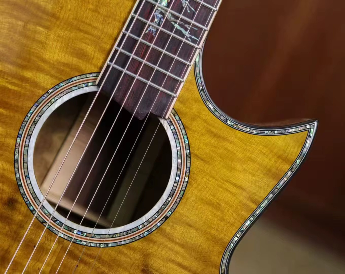 Handgefertigte High-End-Akustikgitarre aus goldenem Sandelholz von YOUYAN in Gold und Beige - Bild 2