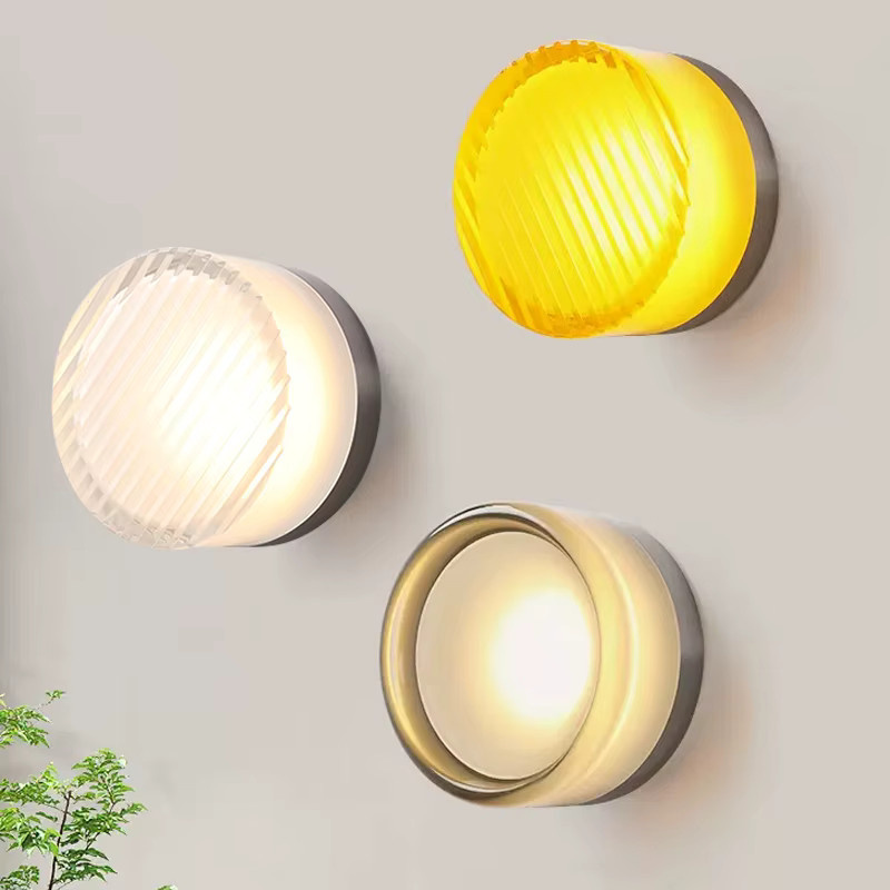 Moderne LED-Wandleuchte von CETANT in Rauchgrau mit bernsteinfarbenem Glas für Wohnzimmer und Flur - Bild 1