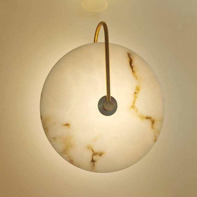Moderne runde Wandlampe aus Naturmarmor und Travertin in Weiß mit Gold/Messing-Details für Schlafzimmer, Wohnzimmer und Esszimmer - Bild 1
