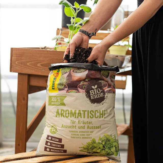 Floragard Bio Kräuter- und Anzuchterde Aromatisch, torffreies Spezialsubstrat für Kräuter, Gemüse und Zimmerpflanzen, 3 l - Bild 1