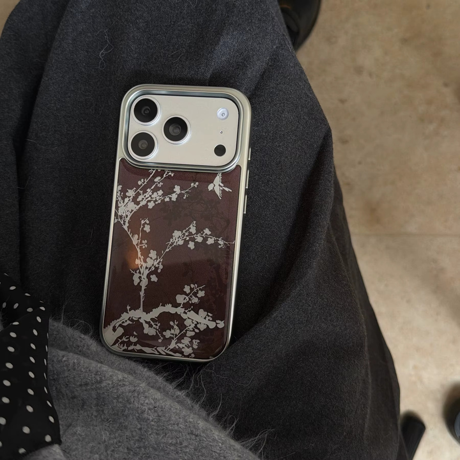 Elegante iPhone Telefonhülle mit Pflaumenblüten-Design in Burgunder und Multicolour für iPhone 17, 16, 15, 14, 13 Pro Max - Bild 4