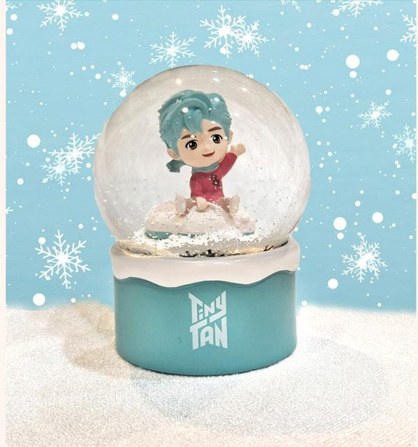 BTS TinyTAN Schneekugel Multicolor mit Winter-Motiv - Bild 1